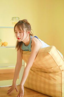 美女露胸